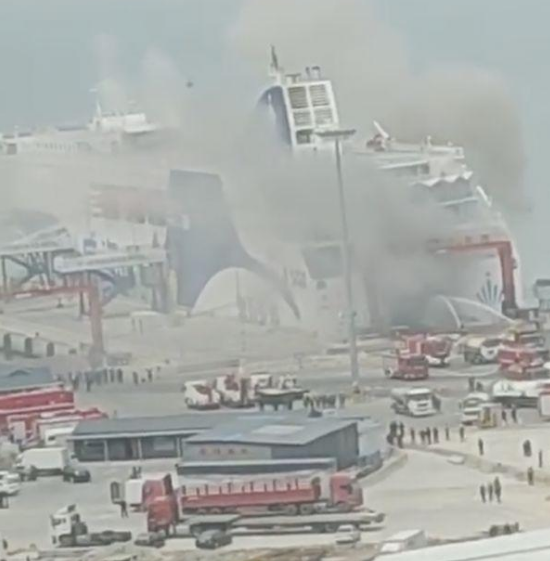 山东威海一轮船发生爆炸起火事故，现场黑烟漫天